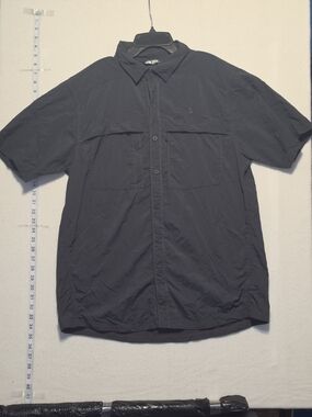 The North Face Men's Short Sleeve Button-Down Shirt in Dark Gray